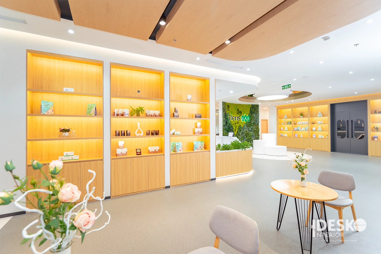 Khu trưng bày của văn phòng công ty Tiens Việt Nam với hệ kệ sáng màu, bố cục gọn gàng và cảm giác thân thiện