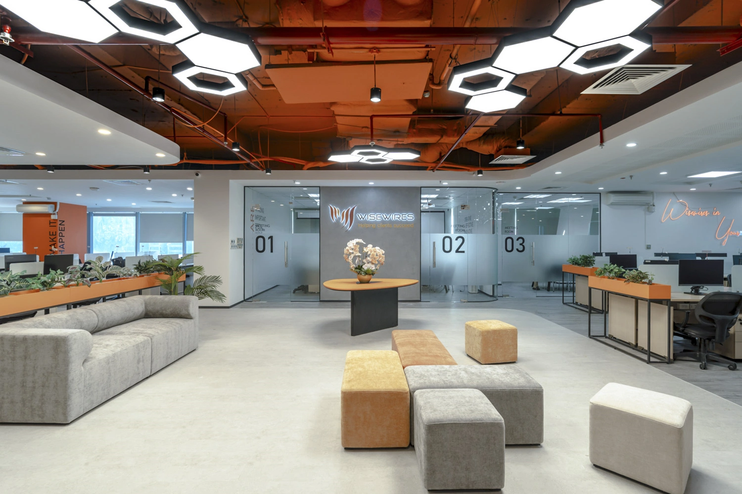Không gian tiếp khách của Wisewires với trần mở nổi bật, ánh sáng hiện đại và khu chờ linh hoạt