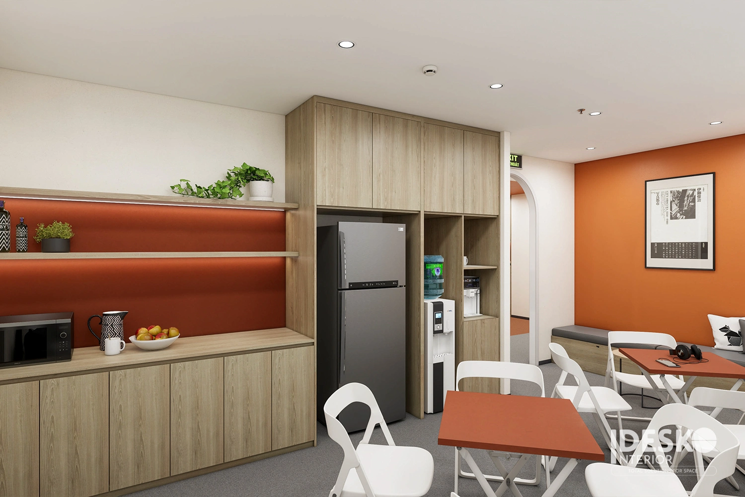 Khu pantry của văn phòng Delivery K với nội thất gỗ sáng màu, điểm nhấn cam và cảm giác ấm cúng, tiện nghi