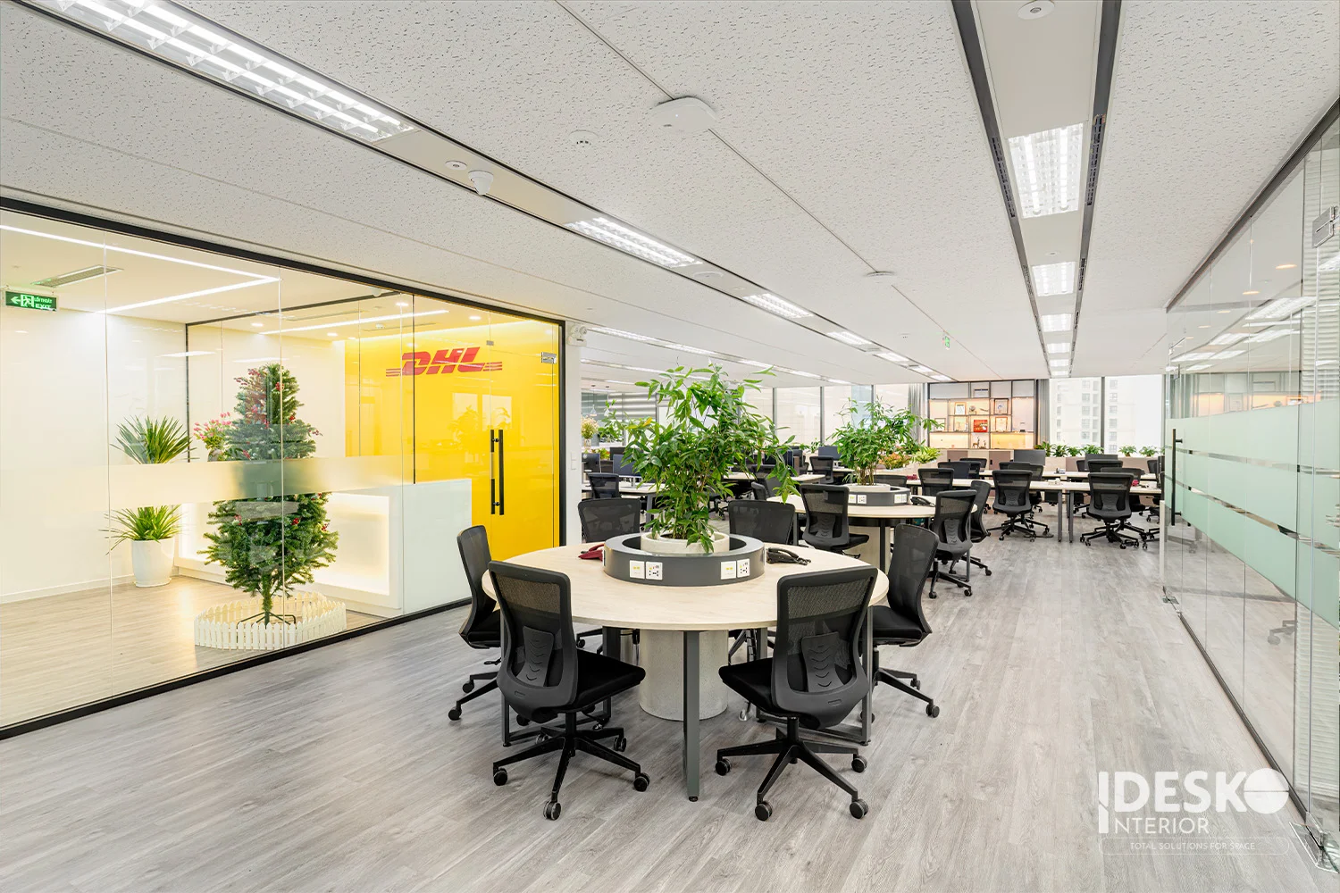 Không gian làm việc của văn phòng DHL Việt Nam với bố cục mở, vách kính hiện đại và điểm nhấn màu vàng thương hiệu