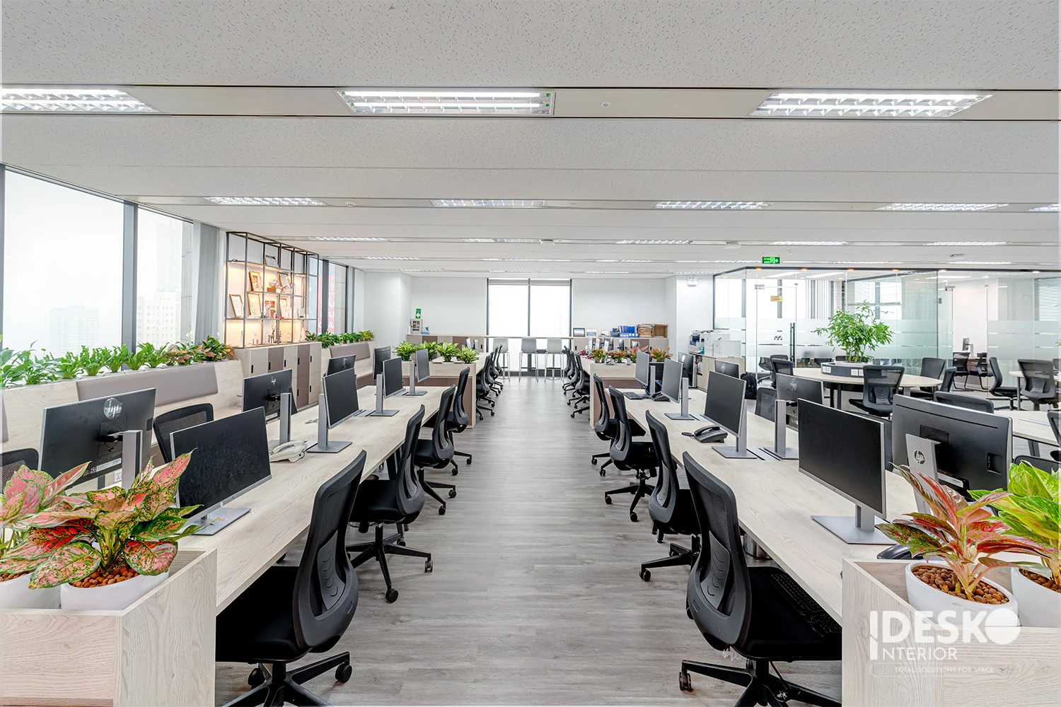 Khu làm việc của DHL Việt Nam với dãy bàn dài, nhiều cây xanh và lối đi thông thoáng