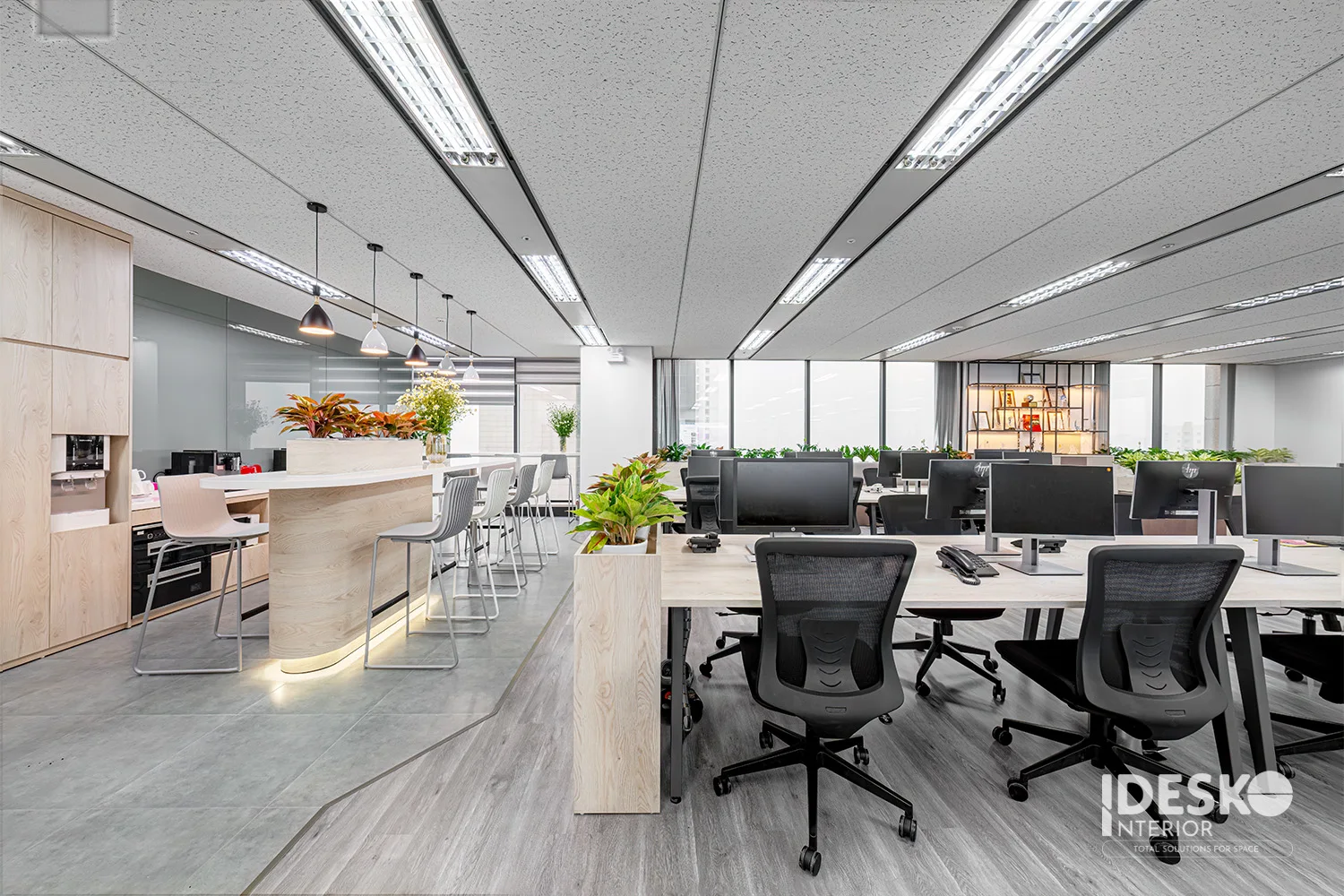 Không gian làm việc kết hợp pantry mở, vật liệu sáng màu và bố cục tiện nghi