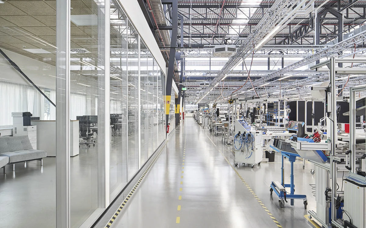 Văn phòng nhà máy kết nối trực tiếp với khu sản xuất, tạo sự liền mạch trong vận hành và giám sát