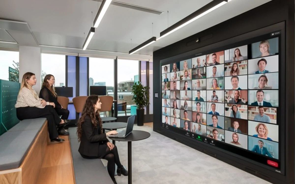 Tích hợp công nghệ hiện đại trong thiết kế văn phòng hybrid