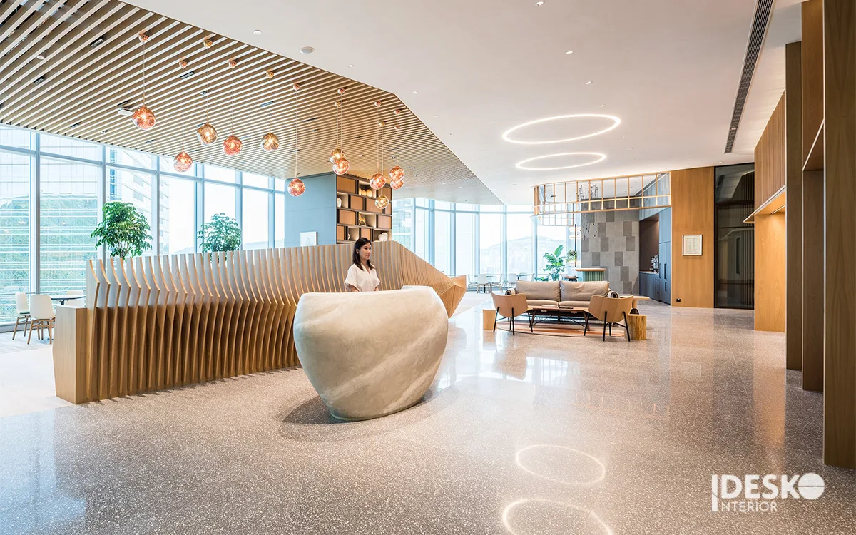 Khu lễ tân rộng thoáng với quầy tiếp đón ấn tượng, vật liệu ấm và ánh sáng trang trí tinh tế