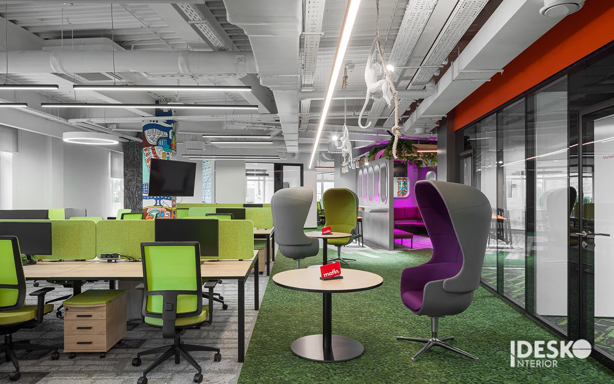Không gian làm việc mở kết hợp khu trao đổi nhanh, nổi bật với màu sắc trẻ trung và bố cục linh hoạt