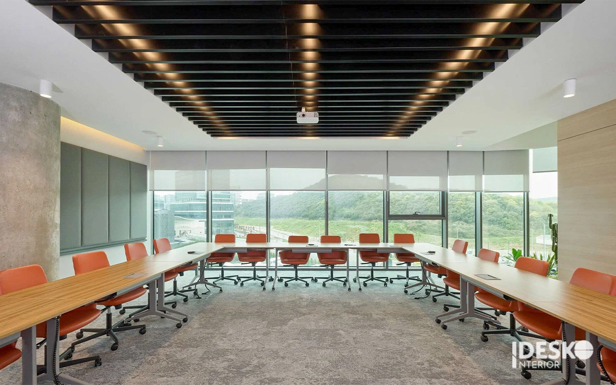 Phòng họp rộng thoáng với bố cục chữ U, tầm nhìn mở và ánh sáng tự nhiên ngập tràn