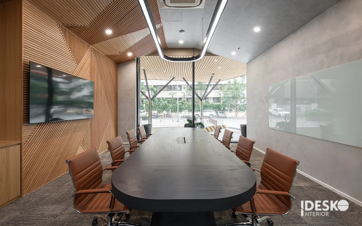 Phòng họp hiện đại với bàn dài trung tâm, vách gỗ trang trí và không gian sang trọng, chuyên nghiệp