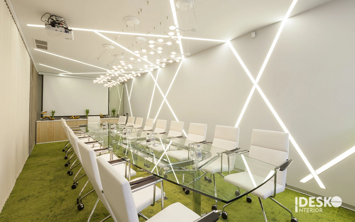 Phòng họp nổi bật với bàn kính dài, ghế trắng đồng bộ và hệ đèn trang trí tạo điểm nhấn hiện đại