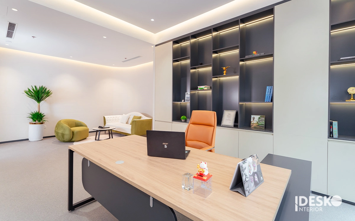 Phòng giám đốc hiện đại với bàn làm việc rộng, tủ trưng bày âm tường và góc tiếp khách riêng tư