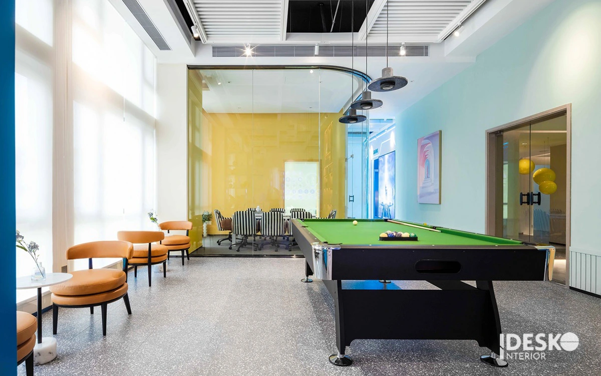 Khu giải trí và thư giãn với bàn bida, ghế chờ và gam màu tươi sáng trẻ trung