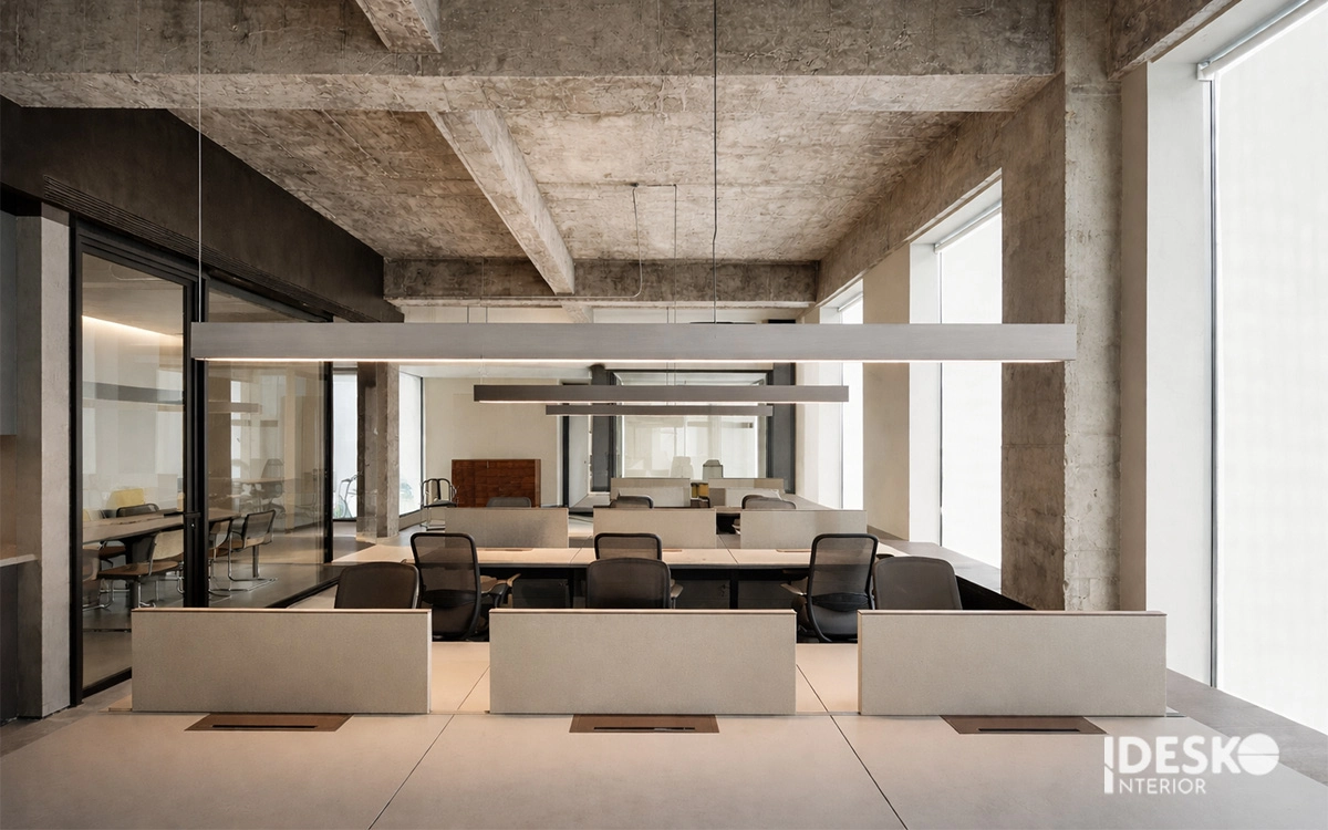Phong cách thiết kế văn phòng công nghiệp gây ấn tượng với hệ trần mở để lộ mảng tường gạch thô mộc mạc