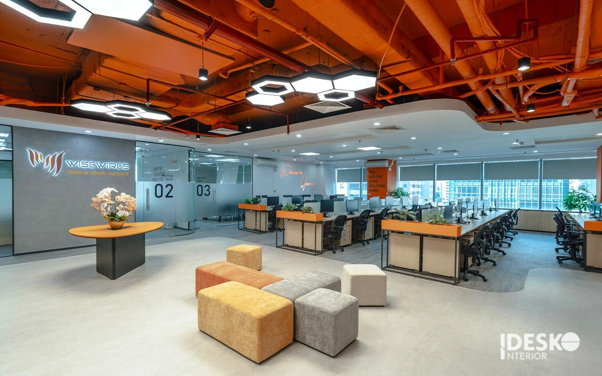 Hệ thống ống dẫn kỹ thuật sơn cam nổi bật trên nền trần mở giúp tạo điểm nhấn thị giác mạnh mẽ cho văn phòng