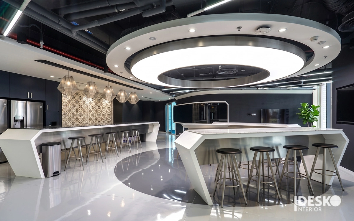 Khu pantry hiện đại với quầy bar và hệ đèn trần ấn tượng, tạo không gian thư giãn tiện nghi cho nhân viên