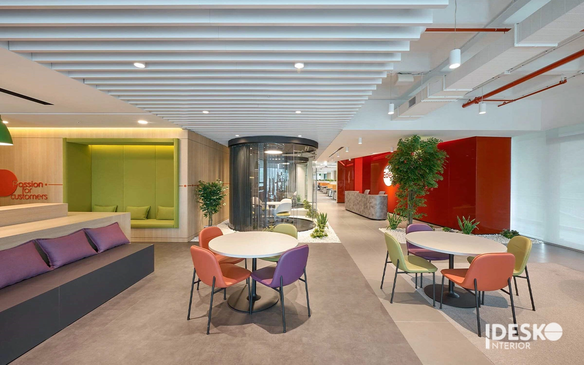 Không gian thảo luận mở với màu sắc rực rỡ và nội thất độc đáo giúp kích thích tư duy sáng tạo cho đội ngũ