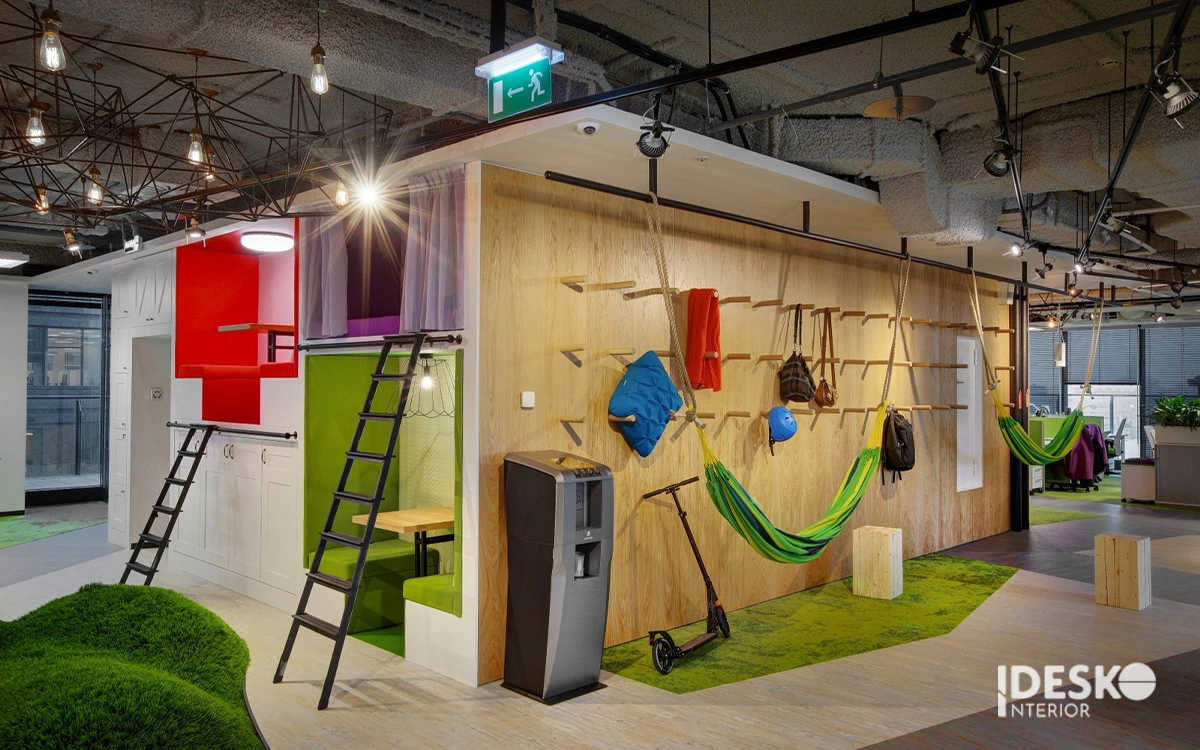 Thiết kế văn phòng sáng tạo với hệ thống võng nghỉ độc đáo, mang lại không gian thư giãn lý tưởng cho nhân viên