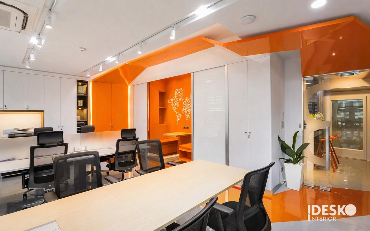 Văn phòng sáng tạo với gam màu cam nổi bật giúp kích thích năng lượng làm việc