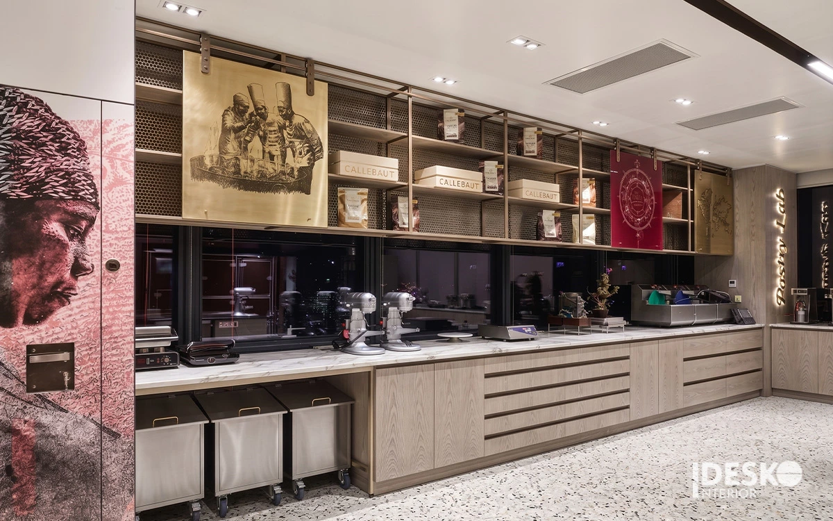 Không gian pantry với nội thất cong mềm mại giúp xóa bỏ sự khô cứng, mang đến diện mạo mới mẻ cho văn phòng