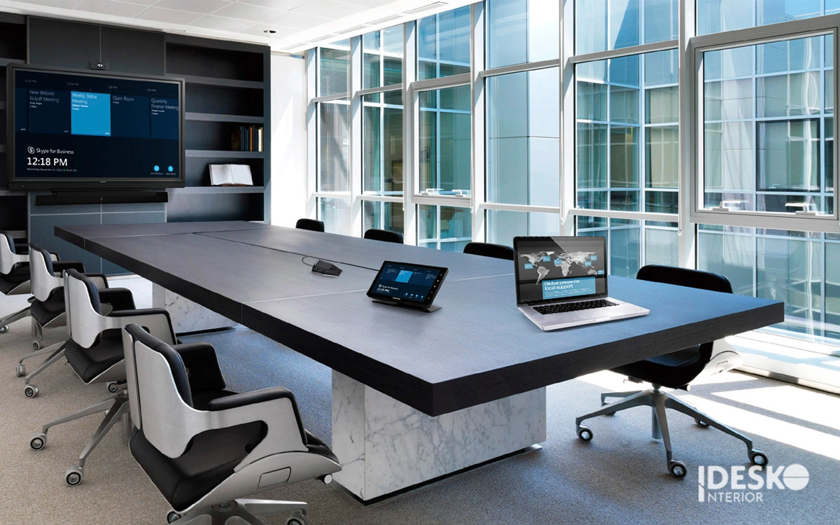 Phòng họp ngập ánh sáng kết hợp thiết bị thông minh trong thiết kế văn phòng giúp tối ưu hiệu suất