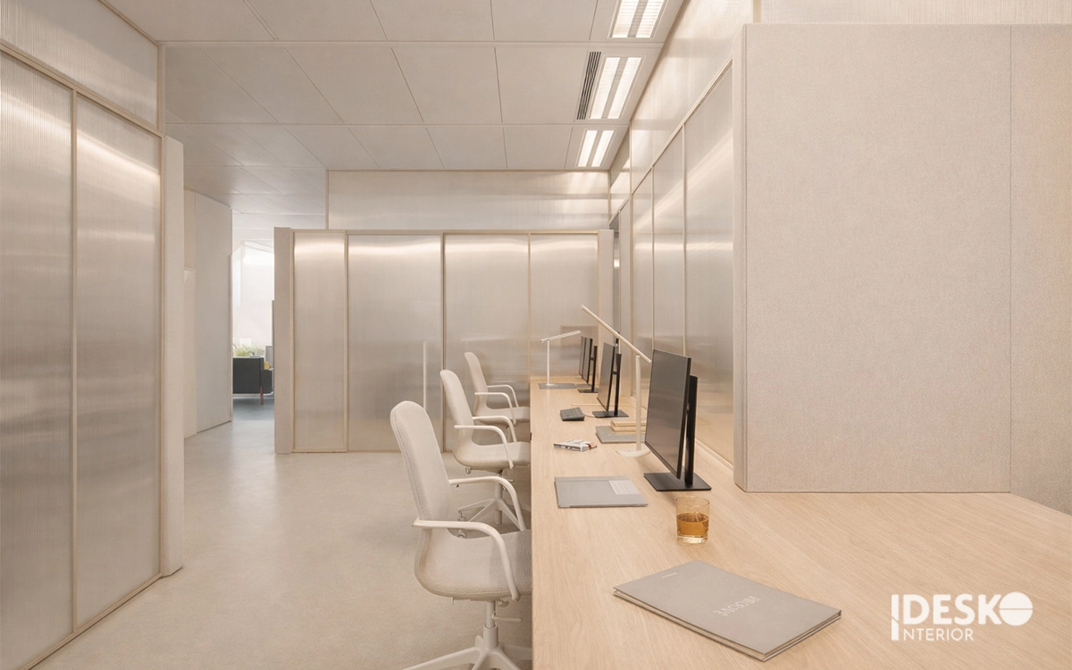 Thiết kế văn phòng tối giản với tông màu trung tính và vách ngăn kính mờ tạo cảm giác tinh tế, tập trung