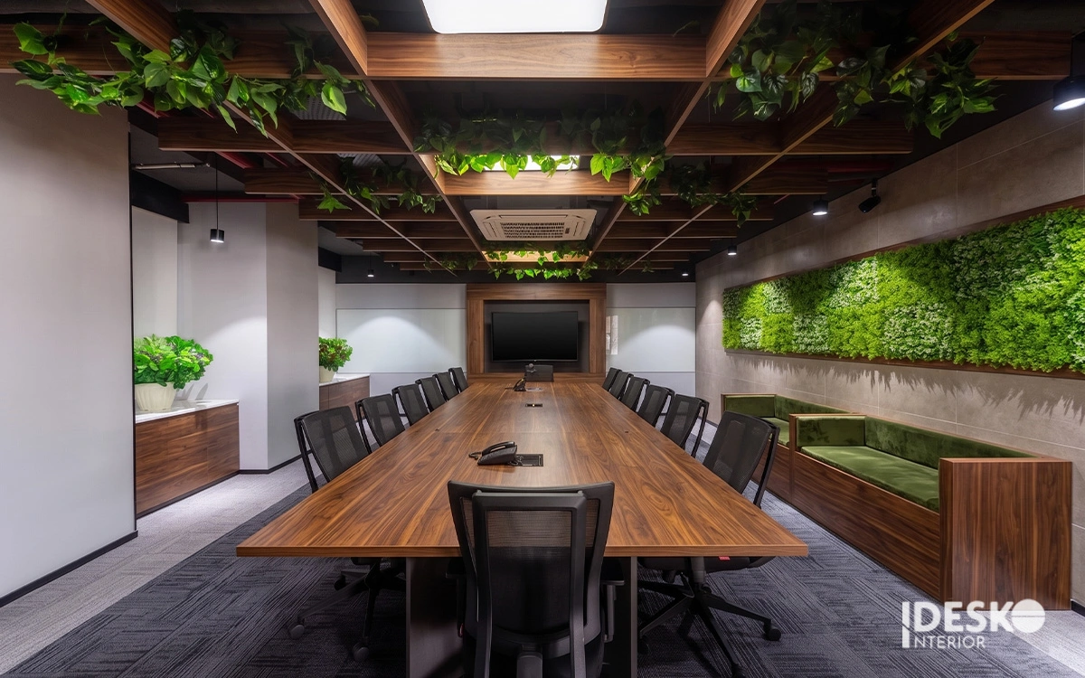Sự kết hợp giữa cây xanh và vật liệu gỗ tạo nên không gian làm việc gần gũi, giúp thư giãn thị giác tối đa
