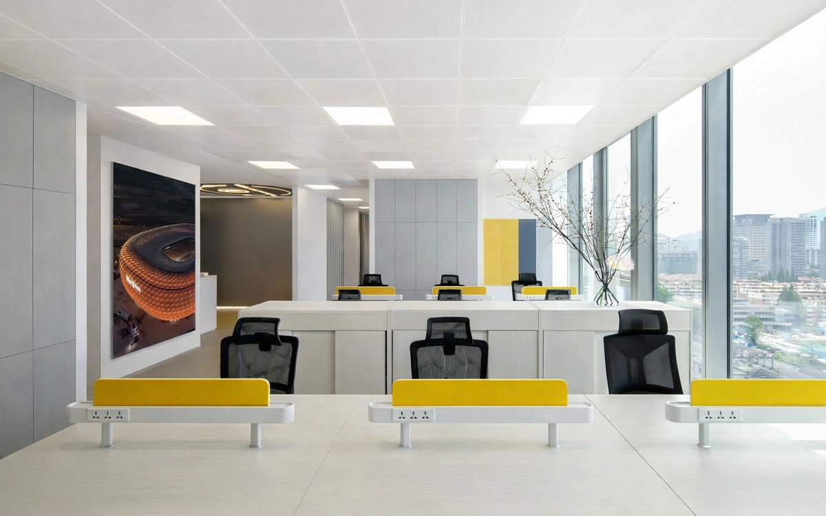 Không gian làm việc sáng thoáng với điểm nhấn màu vàng trẻ trung trong văn phòng starup