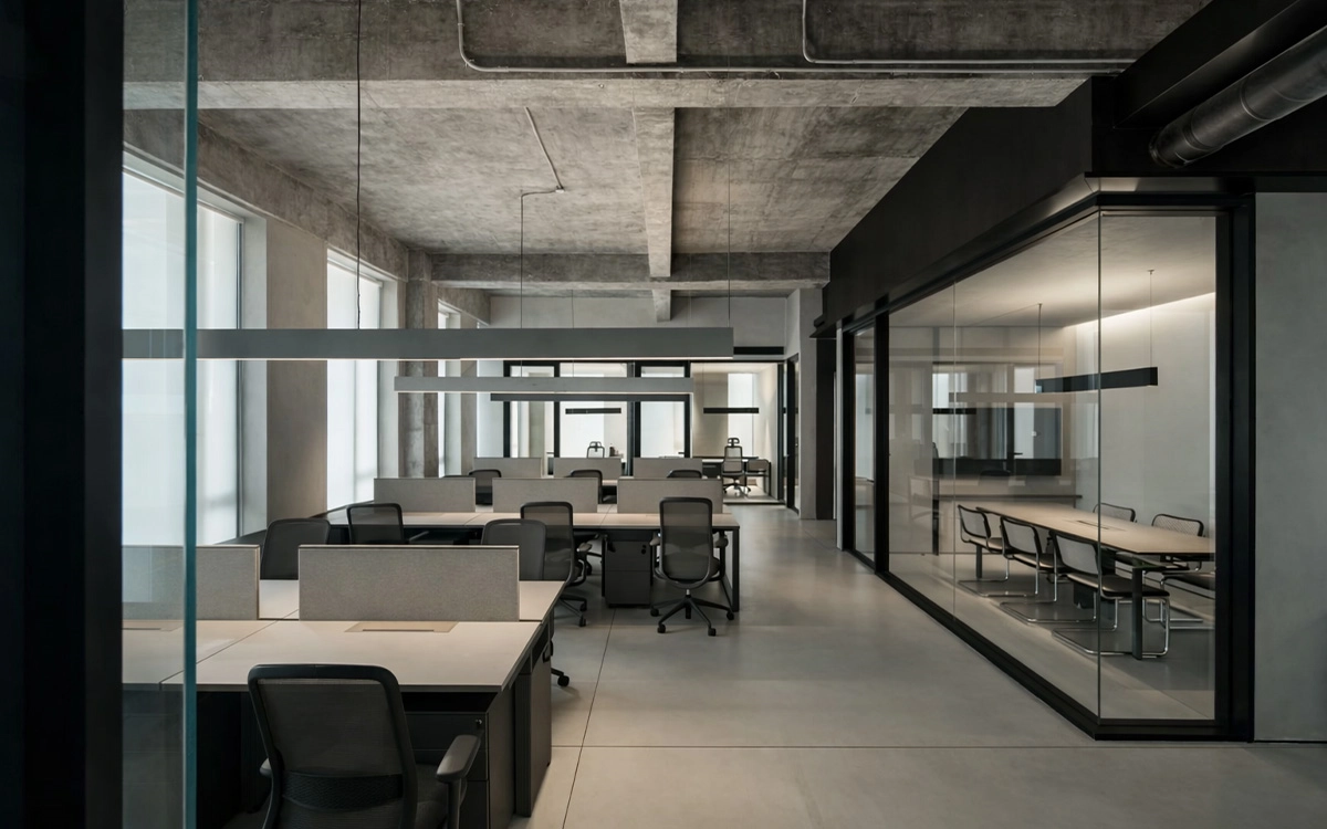 Văn phòng startup với không gian mở hiện đại, phòng họp kính và tông màu trầm cá tính