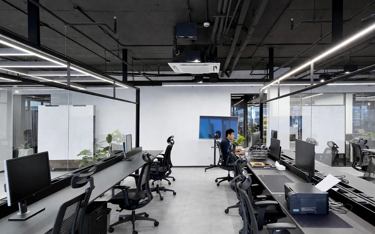 Thiết kế văn phòng startup với khu làm việc gọn gàng, vách kính hiện đại và hệ trần đen mang nét mạnh mẽ