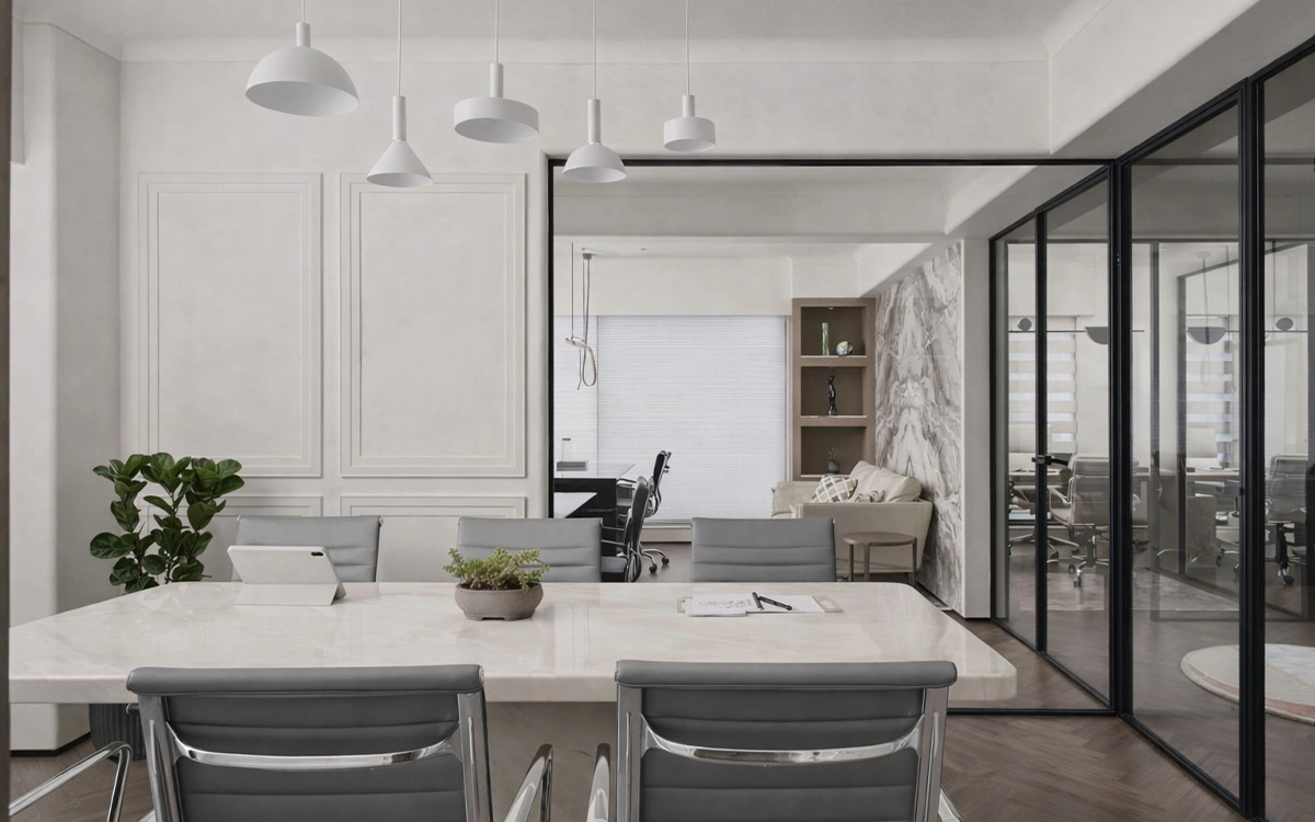 Phòng họp nhỏ trong văn phòng startup với tông sáng, vách kính đen và cảm giác thanh lịch, chuyên nghiệp