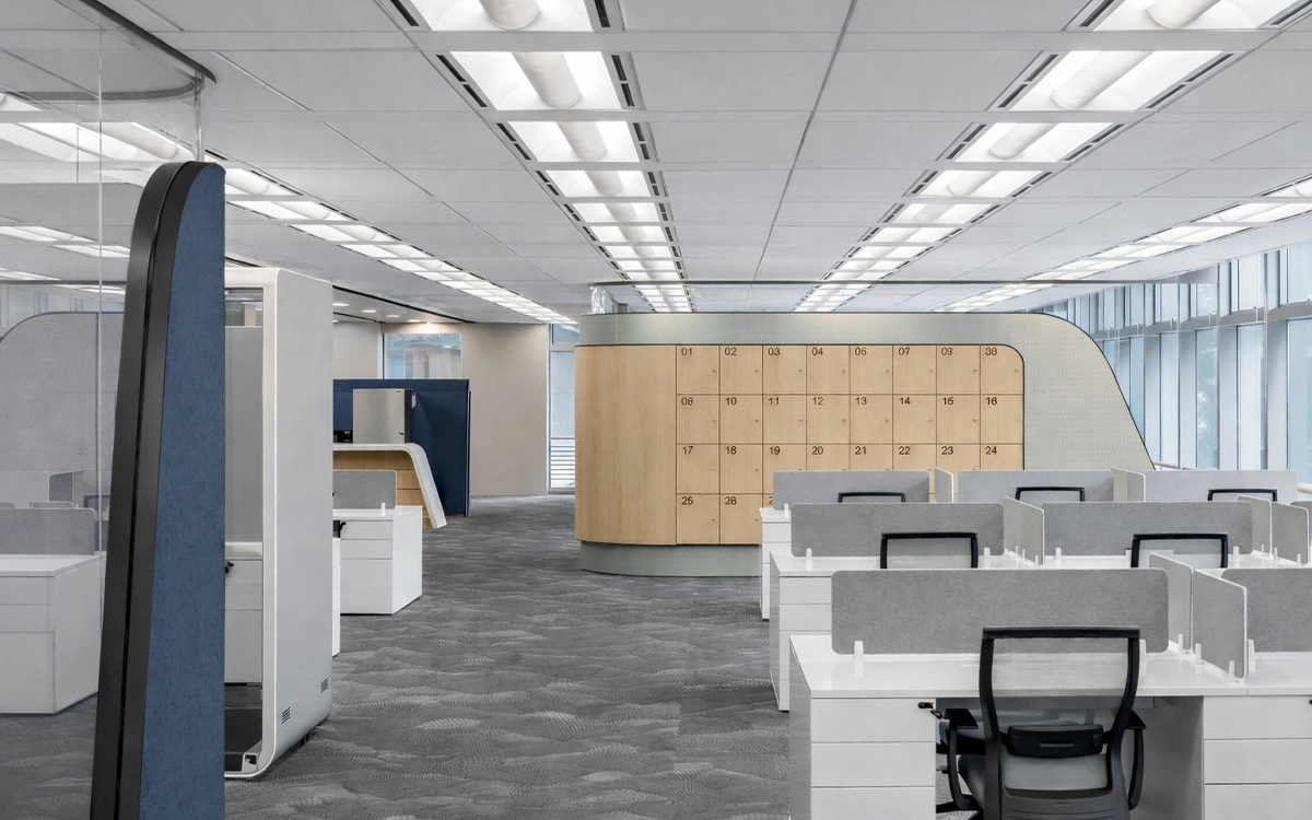Văn phòng startup với khu làm việc gọn gàng, tủ locker trung tâm và bố cục tối ưu cho vận hành hàng ngày
