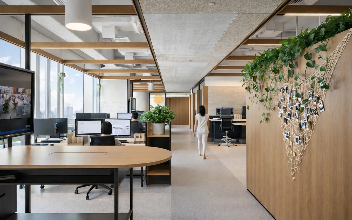 Thiết kế văn phòng startup với chất liệu gỗ ấm, cây xanh điểm xuyết và lối bố trí mở gần gũi