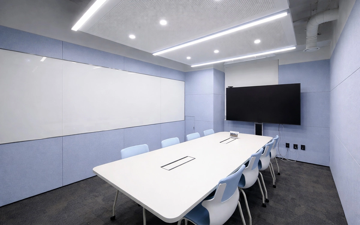 Phòng họp nhỏ trong văn phòng startup với tông xanh nhạt, nội thất tối giản và cảm giác gọn gàng, tập trung