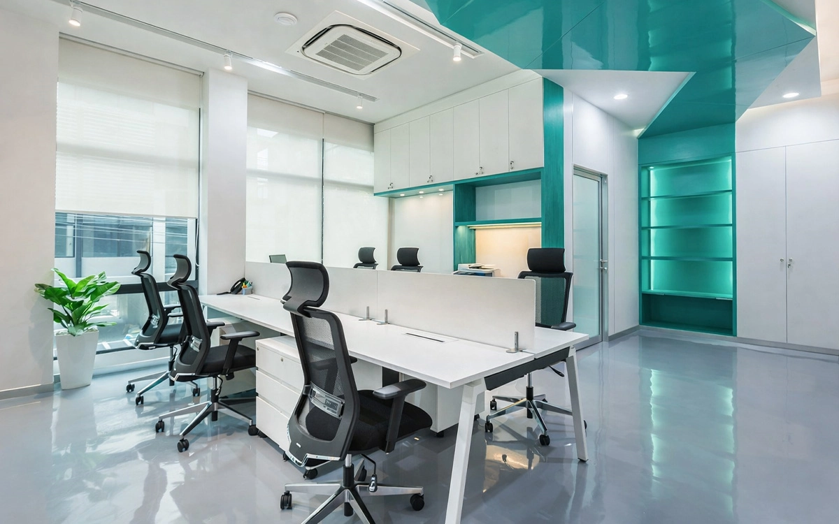 Thiết kế văn phòng startup với khu làm việc nhỏ gọn, nội thất tinh giản và gam xanh tạo điểm nhấn hiện đại