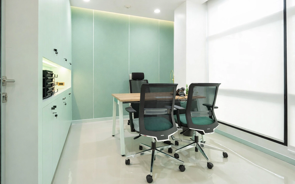 Phòng làm việc riêng trong văn phòng startup với bố cục tối giản, gam xanh nhạt và cảm giác gọn gàng, yên tĩnh