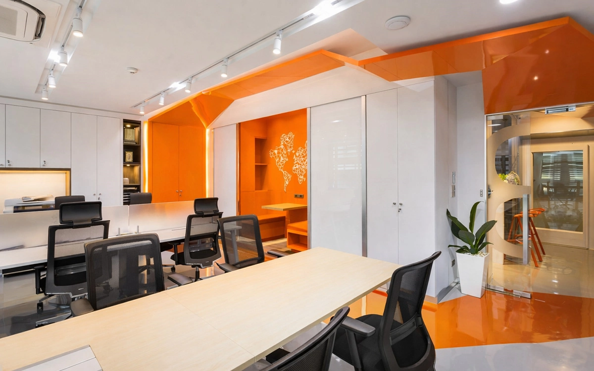 Không gian làm việc trong văn phòng startup nổi bật với sắc cam cá tính, nội thất gọn và cảm hứng sáng tạo rõ nét