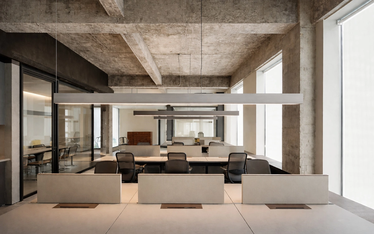 Thiết kế văn phòng startup mang phong cách công nghiệp, nổi bật với trần bê tông thô và bố cục tối giản