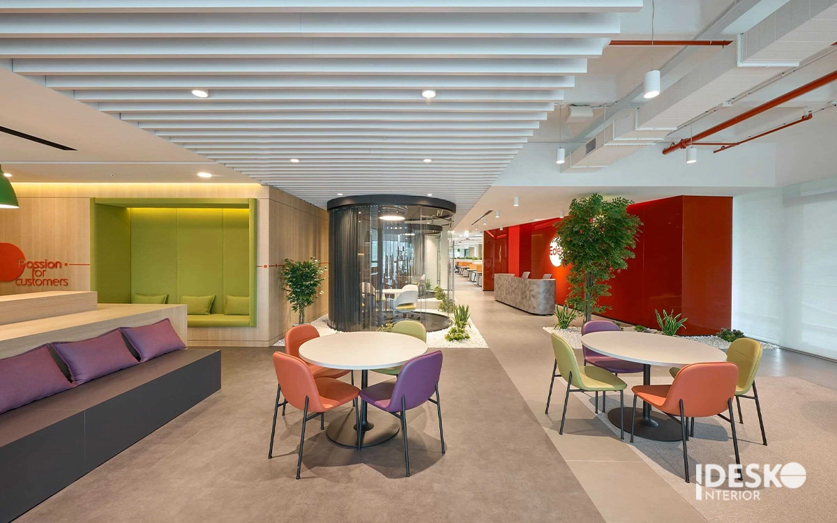 Thiết kế văn phòng đẹp trên 1000m2 với khu sinh hoạt chung rộng rãi, màu sắc trẻ trung và phân khu công năng linh hoạt