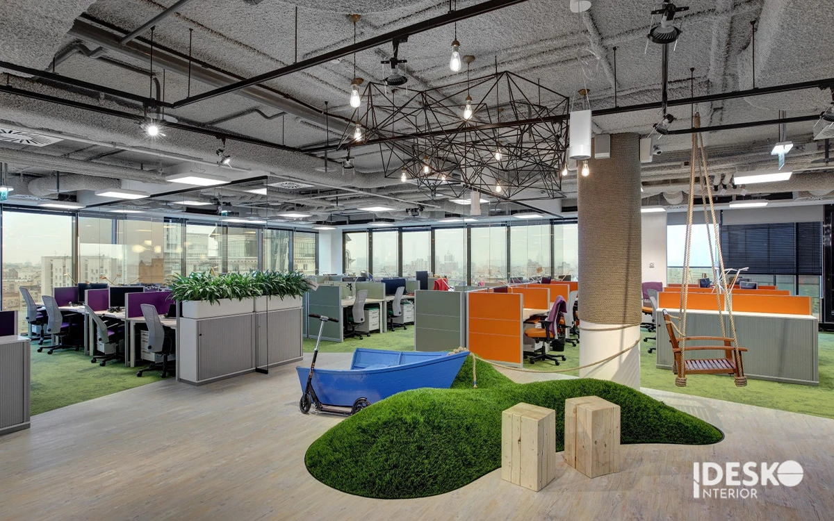 Không gian văn phòng trên 1000m2 với khu làm việc mở, điểm nhấn thư giãn sáng tạo và trần kỹ thuật ấn tượng