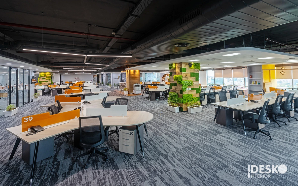 Thiết kế văn phòng đẹp trên 1000m2 với layout mở quy mô lớn, bàn làm việc phân cụm và điểm nhấn xanh hiện đại