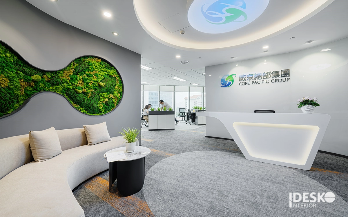 Văn phòng dưới 250m2 với quầy lễ tân hiện đại, mảng xanh trang trí và bố cục tiếp đón gọn thoáng