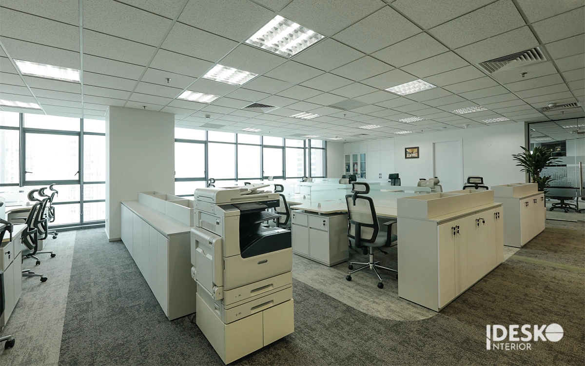 Thiết kế văn phòng đẹp 250m2–500m2 với không gian mở rộng rãi, hệ bàn làm việc lớn và ánh sáng tự nhiên tối ưu