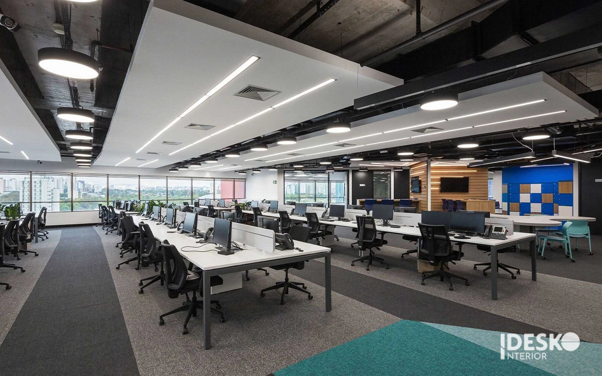 Văn phòng thiết kế mở với layout rộng, tận dụng ánh sáng tự nhiên và tối ưu không gian làm việc