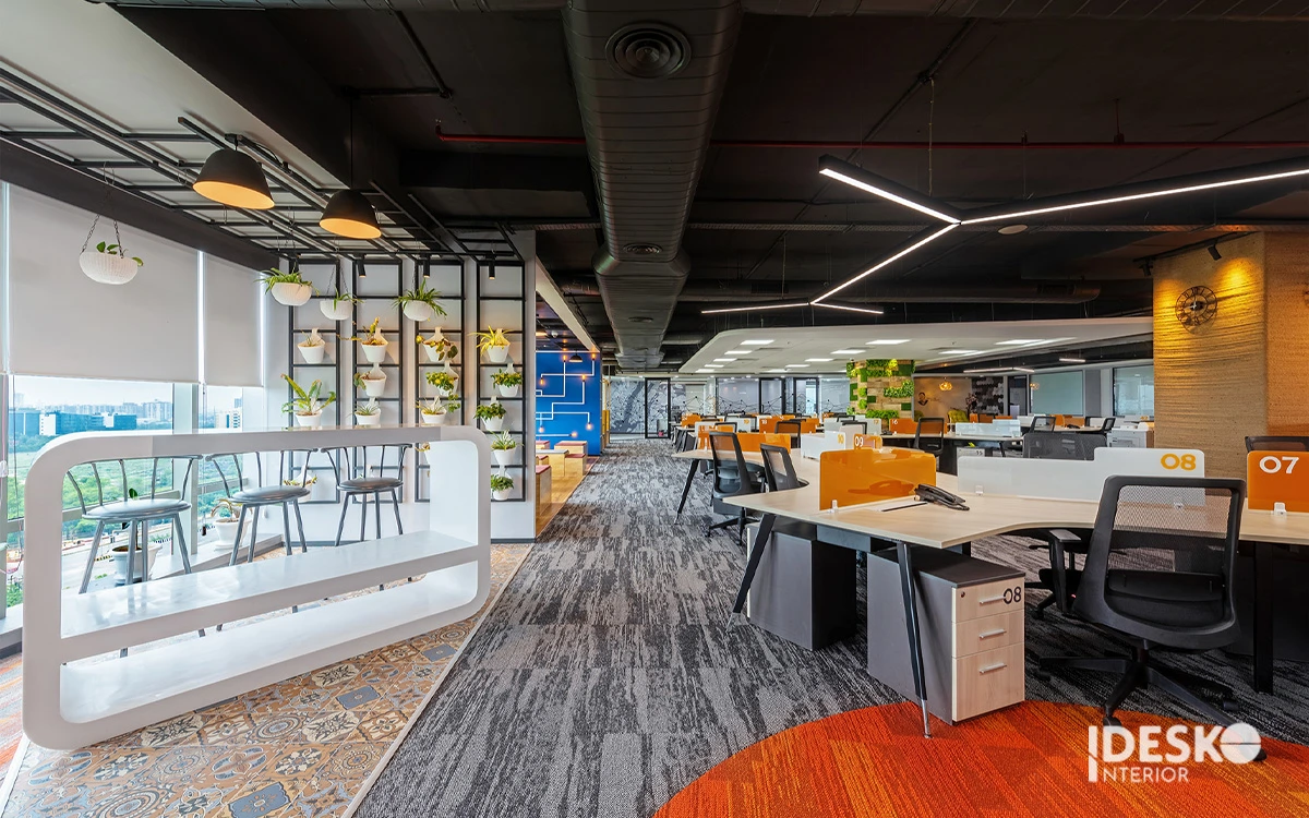 Không gian mở hiện đại với khu làm việc liền mạch, quầy bar nhỏ và góc thư giãn nhiều ánh sáng