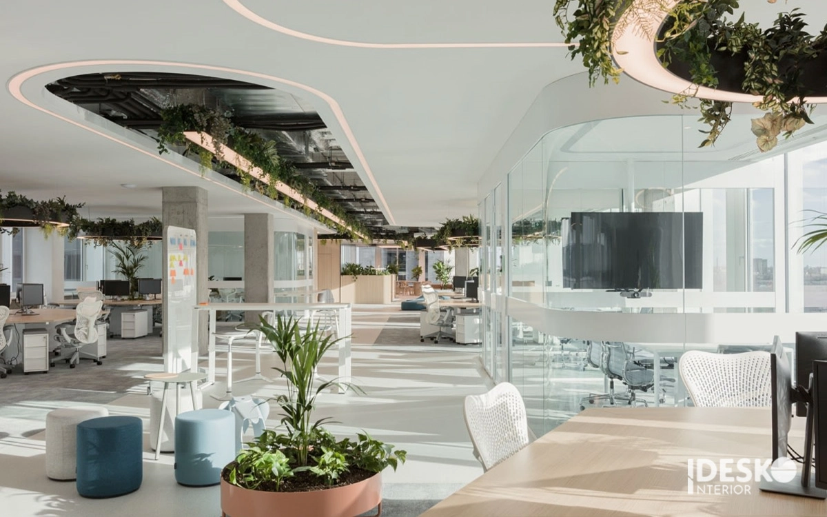 Không gian mở hiện đại với vách kính, ánh sáng tự nhiên và nhiều mảng xanh treo trần