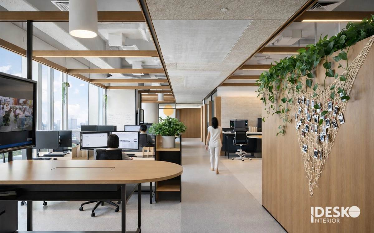 Văn phòng mở với lối di chuyển thông thoáng, bàn làm việc linh hoạt và điểm nhấn xanh tự nhiên