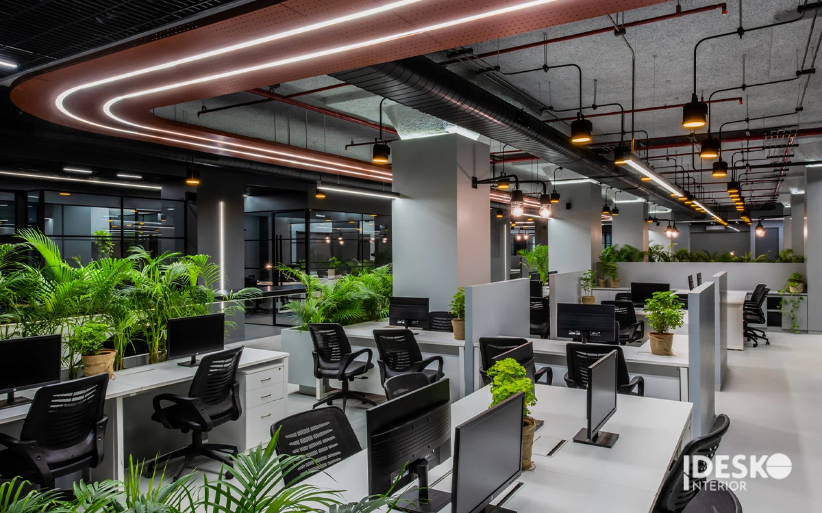 Thiết kế văn phòng đẹp phong cách công nghiệp với trần mở, hệ đèn nổi bật và mảng xanh cân bằng không gian