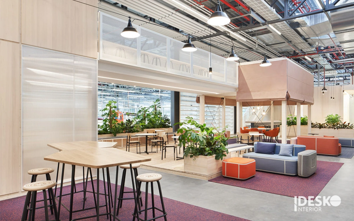 Không gian công nghiệp với trần kỹ thuật lộ kết cấu, nội thất linh hoạt và khu thư giãn mở đầy cá tính