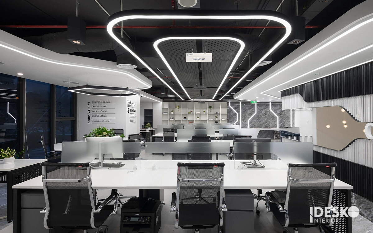 Thiết kế văn phòng đẹp phong cách hiện đại với layout mở, hệ đèn trần nổi bật và nội thất tối giản
