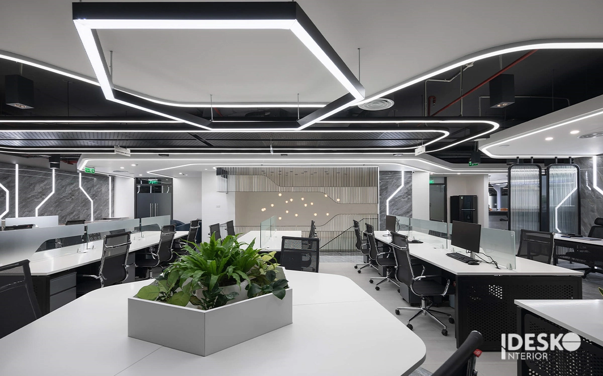 Thiết kế văn phòng hiện đại với trần đèn hình khối, layout mở và nội thất tinh gọn