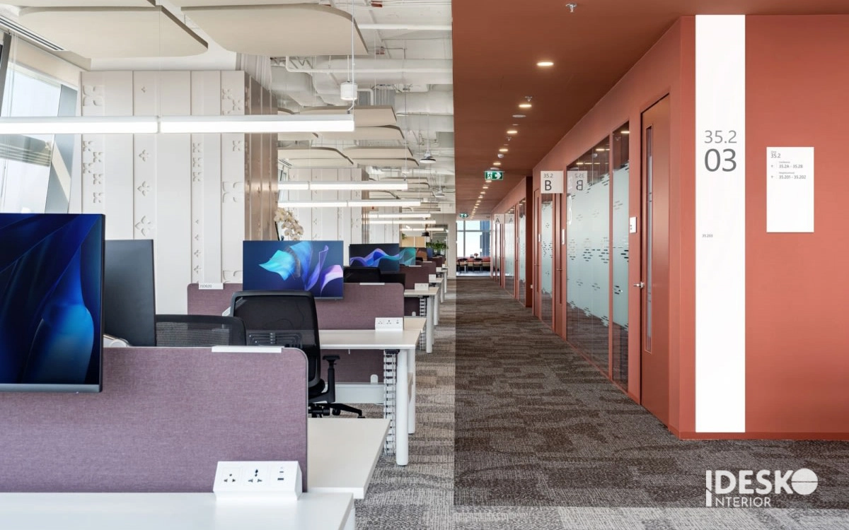 Văn phòng hiện đại với khu làm việc mở, hành lang rõ ràng và điểm nhấn màu ấm